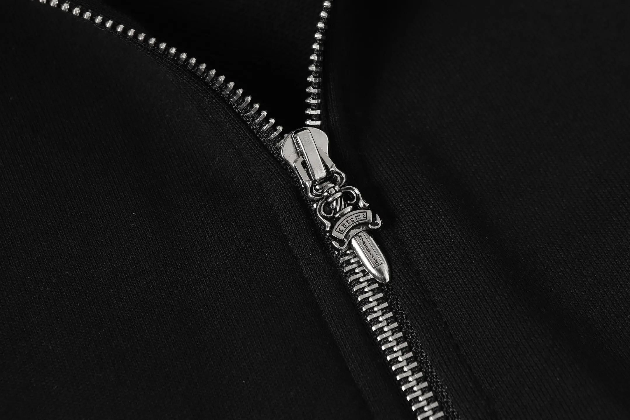 P260 K04 cross-border model, please do not place an order if you are pursuing quality - Chrome Hearts/Chrome Hearts leather cross ✝️Raglan sleeve zipper sweatshirt cardigan jacket - High weight, high density and high quality. The wool is soft, delicate and skin-friendly. It feels soft and silky. It has excellent warmth and skin-friendly properties. - Custom-woven and dyed with no color difference. No matter the fabric or workmanship details, it beats the ordinary version on the market. - Hardware zipper accessories are all customized and full of details. -Colour: Black Gray -Size: S M L XL
